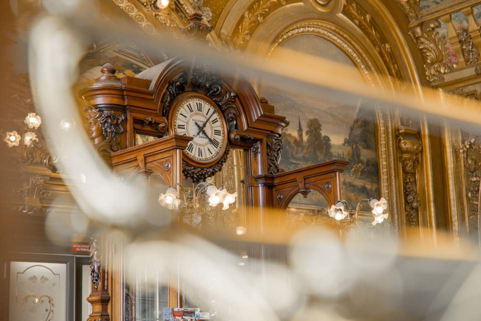 close-up of a clock in le train bleu